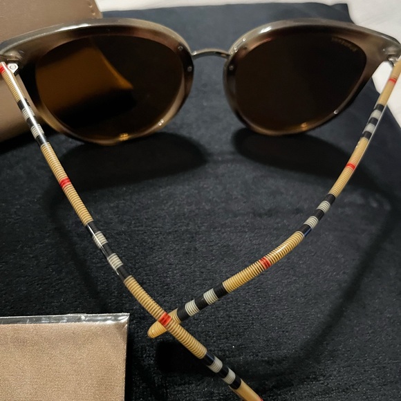 BURBERRY SUNGLASSES (New) - Picture 3 of 7